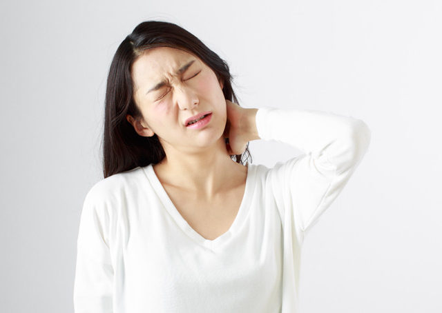 手を上げると腕に痺れや冷たい感覚が出る方へ