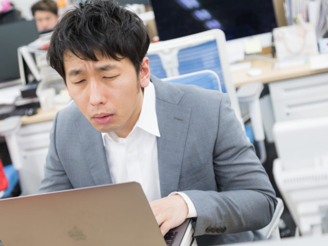 オフィス・仕事場で出来る肩こりのストレッチ